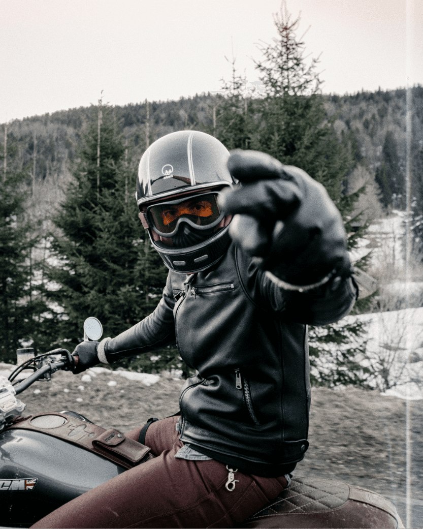 Photo d'un motard pendant un roadtrip