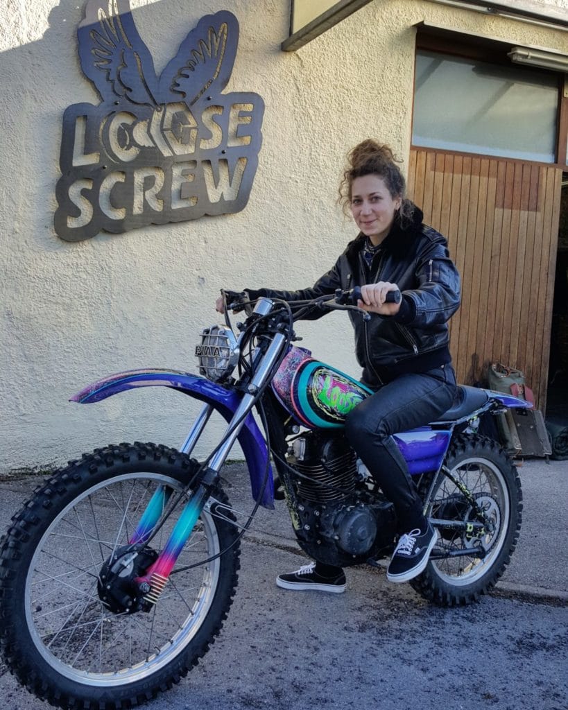 Jenna sur sa moto avec un JENY'STER SKIN de BOLID'STER