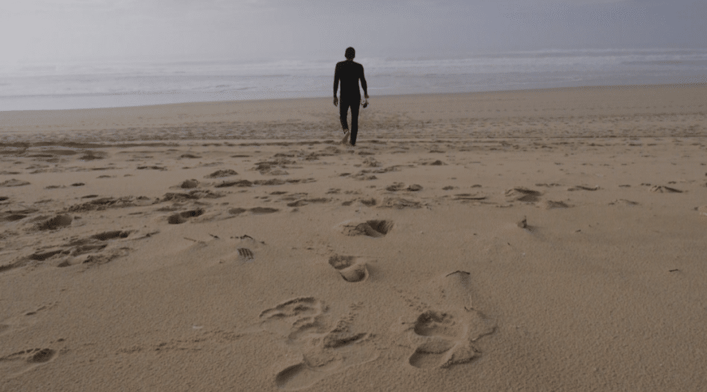 Homme qui marche sur la plage