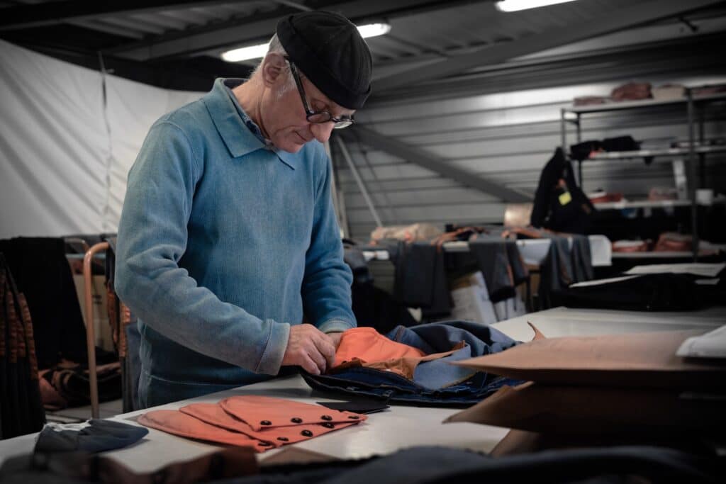 Homme qui contrôle la qualité des jeans